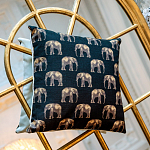 Интерьерная подушка «Группа слонов в черном»