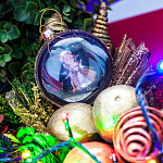 Новогодний шар для праздничной ёлки «Прекрасны те глаза, которые стараются видеть в людях одно только хорошее» (дева)