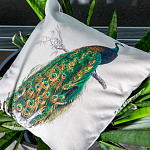 Интерьерная подушка  «Величественно окрашенный портрет павлина» (версия 3)