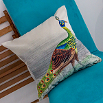 Интерьерная подушка  «Величественно окрашенный портрет павлина» (версия 5)