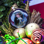 Новогодний шар для праздничной ёлки «Забота о ближнем никогда не выйдет из моды» (водолей)