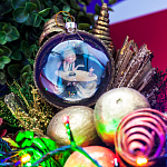 Новогодний шар для праздничной ёлки «Стройной будет фигура у того, кто разделит свою еду с ближним» (весы)