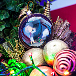 Новогодний шар для праздничной ёлки «Люди даже больше, чем вещи, нуждаются в нашей поддержке, уходе, и прощении, прощении, прощении» (овен)
